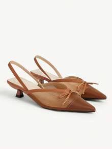 CUCCOO CHICEST Sapato Feminino de Salto Alto Kitten Heel com Bico Fino e Laço - Castanho - Visão 1