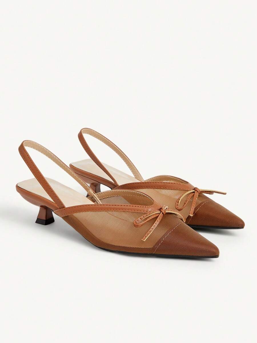 CUCCOO CHICEST Sapato Feminino de Salto Alto Kitten Heel com Bico Fino e Laço - Castanho - Visão 1