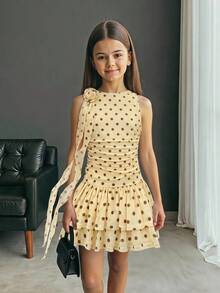SHEIN 兒童青少年女孩休閒可愛優雅法式棕色波點印花荷葉邊3D花朵裝飾不對稱圓領無袖修身短洋裝夏季 - 黃色 - 查看 5