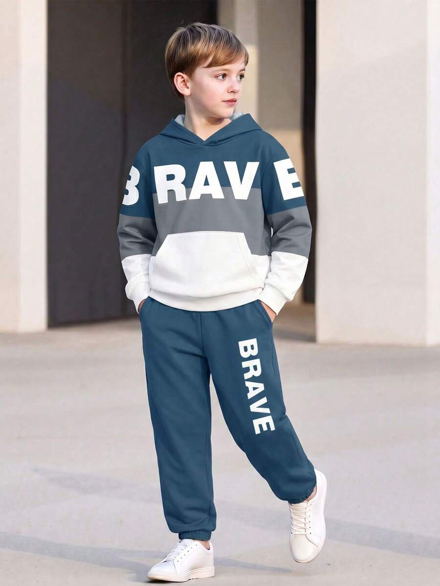 SHEIN 青少年男孩秋冬兩件式連帽上衣與束口長褲套裝,藍/灰/白拼色連帽衛衣搭配大字母 BRAVE 印花與同款束口運動長褲,亮眼戶外休閒穿搭 - 藍色 - 查看 1