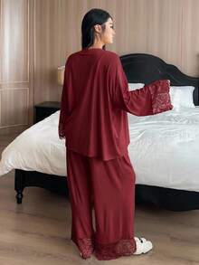 Dazy Plus 時尚3件式居家服套裝，修身細肩帶背心、對比蕾絲開襟衫、長褲，優雅大尺碼女款秋季睡衣套裝 - 酒紅色 - 查看 2