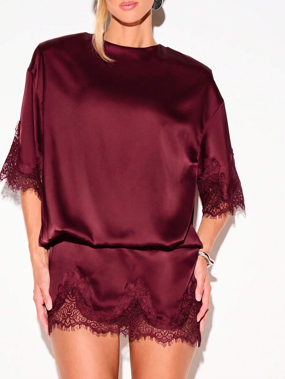 KIZN Conjunto de top morcego de cetim e shorts com detalhes em renda