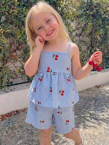 SHEIN Vintaside Kids 年轻女孩格子樱桃印花吊带背心和短裤套装，夏季凉爽舒适的户外活动服装 - 淺藍色 - 查看 2