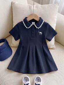 SHEIN Playful Pals 1件女嬰彼得潘領珍珠鈕扣前襟短袖洋裝，柔軟面料，駱駝刺繡可愛休閒百搭清新時尚POLO領洋裝，適合夏季日常外出、購物、週末公園、遊樂園、旅行度假、攝影等 - 藏蓝色 - 查看 1