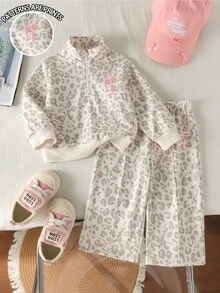 SHEIN Playful Pals 女嬰 2 件套 時尚可愛豹紋蝴蝶結偽刺繡效果印花立領拉鍊長袖運動衫外套上衣，豹紋蝴蝶結印花寬腿褲，柔軟面料，適合外出，秋冬款 - 彩色 - 查看 1
