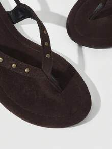 HighSole 深棕色鉚釘夾腳拖鞋，鑲嵌復古金色金字塔裝飾，大膽前衛造型，適合度假風，春季街頭穿搭 - 深棕色2zz - 查看 4