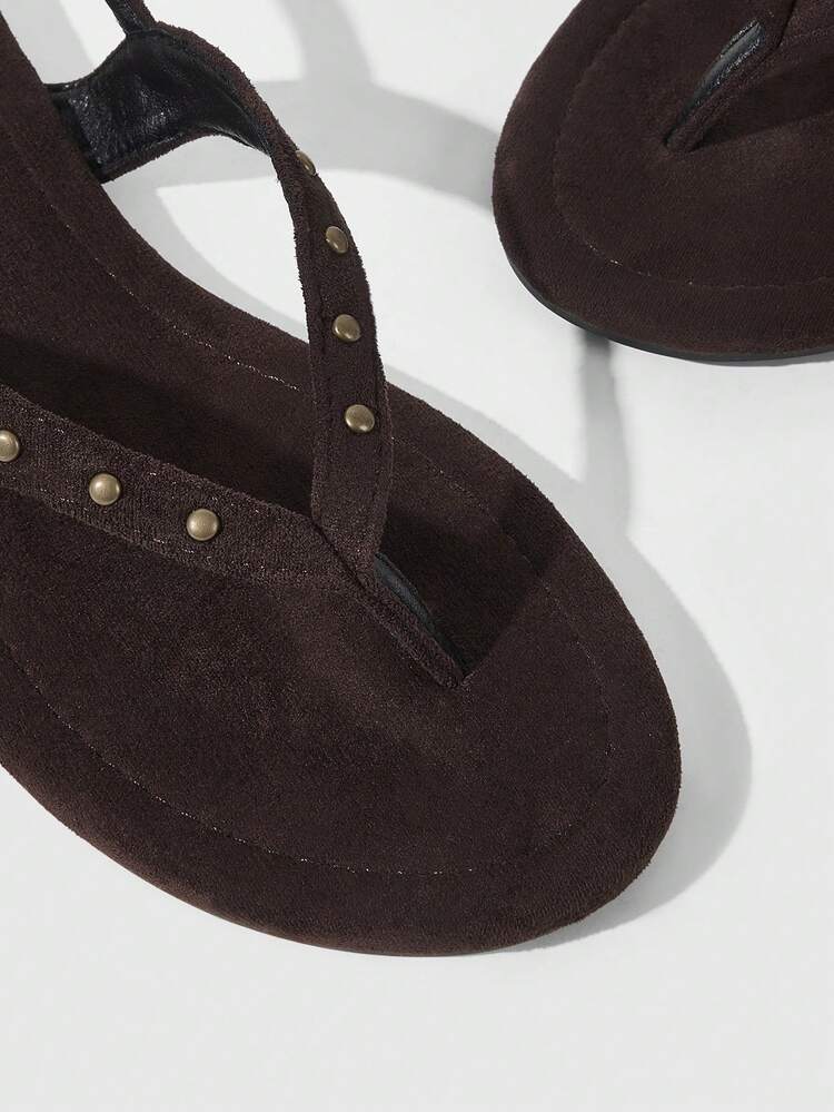 HighSole نعال بنية داكنة مرصعة بمسامير، مزينة بزخارف هرمية ذهبية عتيقة، بشكل جريء وطليعي، مناسبة لأسلوب العطلات وارتداء الشارع في الربيع - بني غامق 2zz - مشاهدة 4