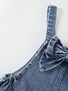 SHEIN Genkimix Kids 女童时尚百搭牛仔背带裤，春夏秋冬皆宜，复古中蓝色牛仔布，裤身饰有多个粉色蝴蝶结刺绣，正面饰有大蝴蝶结，宽松直筒裤型，面料柔软舒适，适合日常外出和上学穿着。 - 中等水洗藍 - 查看 5