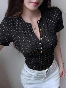 DAZY 夏季波點滿版印花黃色彩色鈕扣休閒街頭運動風性感修身短袖女款T恤 - 黑色 - 查看 4
