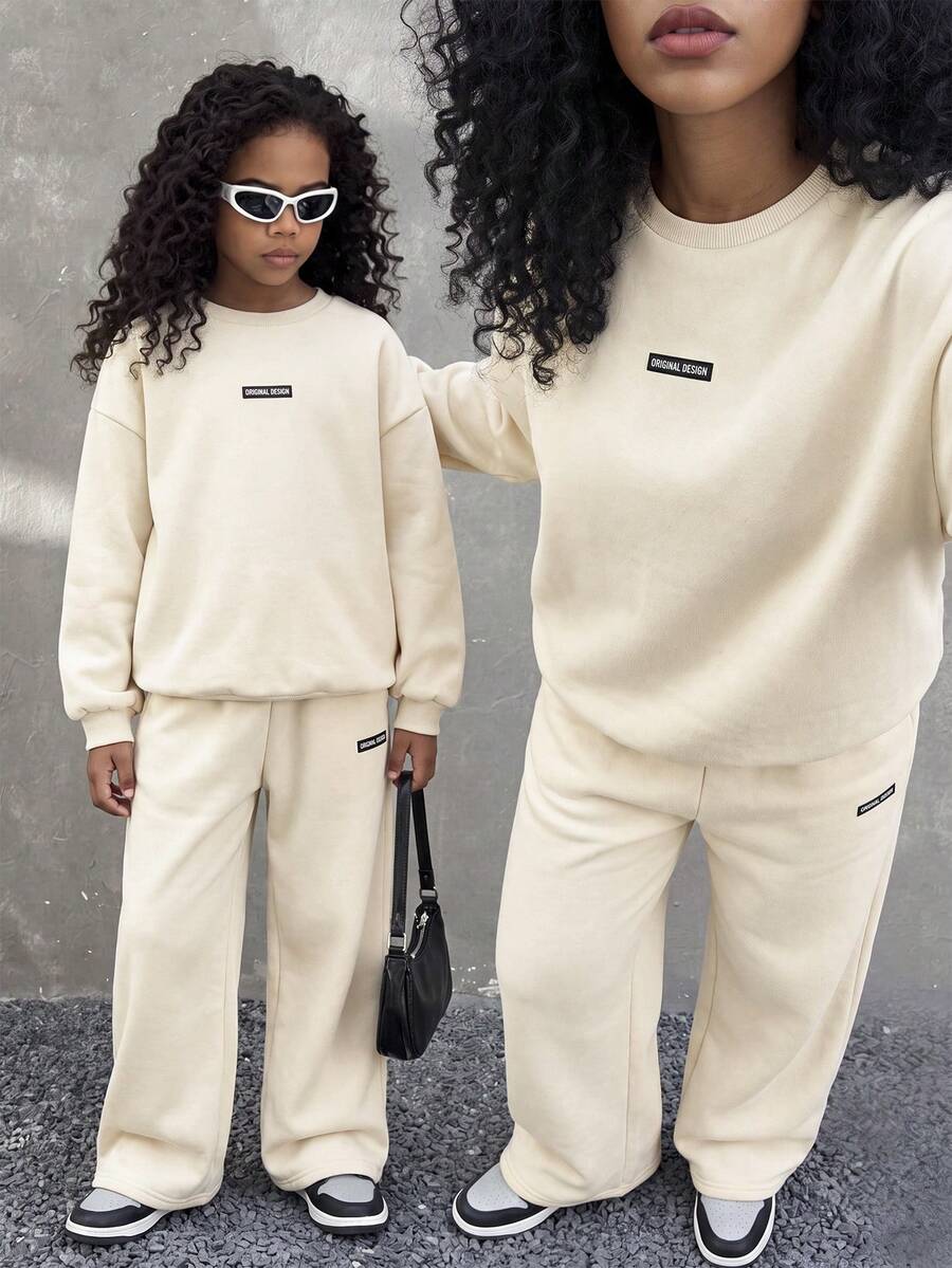 SHEIN 青少年女孩秋冬休閒保暖內裡加厚運動衫套裝,寬鬆圓領落肩長袖印花套頭衫搭配同款印花百褶寬腿直筒運動長褲,2件式運動風套裝,麻灰色 - 杏色 - 查看 1