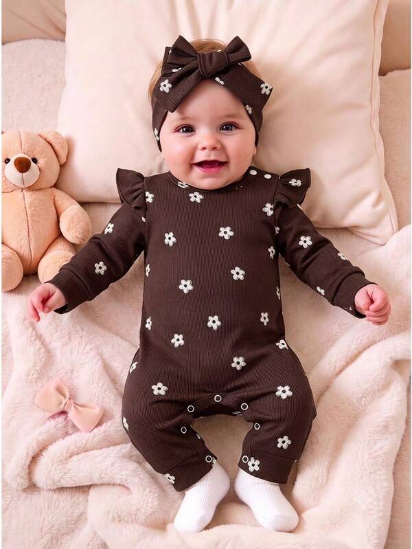 SHEIN Bộ romper sơ sinh cổ điển màu cà phê gân, tay dài, in toàn thân hoa thêu màu trắng kem, tay cánh bướm ngọt ngào, cổ tròn, đáy cài nút dễ thay tã, vải mềm co giãn cao thân thiện với làn da, đi kèm băng đô nơ đồng bộ, phong cách Hàn Quốc nhẹ nhàng, mùa xuân/thu, chụp ảnh đầy tháng/100 ngày, trang phục bé mặc hàng ngày đa năng