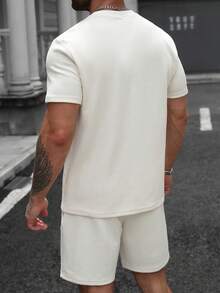 Manfinity CasualCool 男士熱銷舒適素色提花布料短袖圓領T恤與彈性腰抽繩短褲套裝，適合正式或休閒場合、休閒度假、聚會、簡約辦公、居家休閒穿著，百搭風格，適合自穿或送禮給朋友，熱門山本風短袖短褲T恤套裝 - 米色 - 查看 2