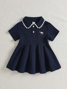 SHEIN Playful Pals 1件女嬰彼得潘領珍珠鈕扣前襟短袖洋裝，柔軟面料，駱駝刺繡可愛休閒百搭清新時尚POLO領洋裝，適合夏季日常外出、購物、週末公園、遊樂園、旅行度假、攝影等 - 藏蓝色 - 查看 8