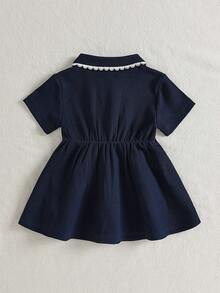 SHEIN Playful Pals 1件女嬰彼得潘領珍珠鈕扣前襟短袖洋裝，柔軟面料，駱駝刺繡可愛休閒百搭清新時尚POLO領洋裝，適合夏季日常外出、購物、週末公園、遊樂園、旅行度假、攝影等 - 藏蓝色 - 查看 2