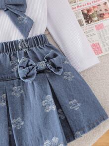 SHEIN Playful Pals 女嬰甜美兩件套，春秋針織羅紋荷葉袖圓領上衣與花卉百褶短裙配蝴蝶結，可愛甜美女嬰套裝，清新溫柔日常穿著，適合戶外玩耍與休閒穿搭 - 白色 - 查看 6