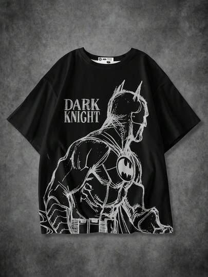 BATMAN X SHEIN تيشيرت رجالي كاجوال بطبعات حروف وأرقام، ياقة دائرية، كم قصير، مناسب للصيف