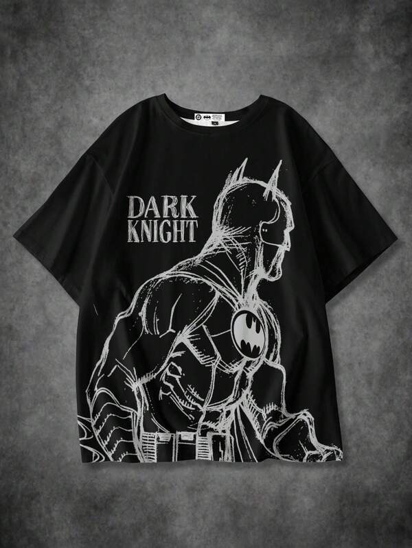 BATMAN X SHEIN تيشيرت رجالي كاجوال بطبعات حروف وأرقام، ياقة دائرية، كم قصير، مناسب للصيف
