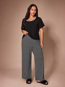 Lazeform Conjunto de Pijama Casual Plus Size Feminino com Calça Pantalona, Manga Curta, Decote Quadrado, Gola Contrastante, Tecido de Malha com Elasticidade Média, Toque Macio, Drapeado e Listras Pretas e Brancas - Preto - Visão 2
