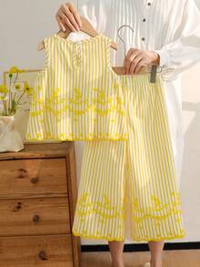 SHEIN Vintaside Kids 女童夏季黑白簡約優雅風直條紋花卉刺繡無袖上衣＋寬腿褲套裝，適合日常出遊、休閒旅行、校園穿搭、派對活動、拍照穿搭 - 黃色 - 查看 2