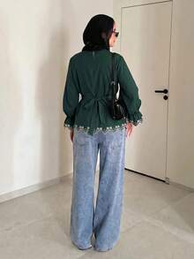 Solavon 女款休閒通勤花卉刺繡襯衫附腰帶 - 墨綠色 - 查看 7