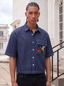 GALLERY FADE 男士街頭風休閒刺繡條紋藍色牛仔短袖襯衫 - 深色水洗藍 - 查看 5