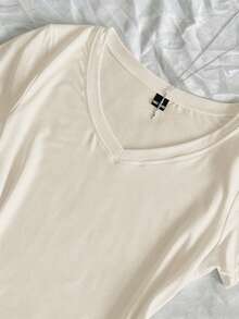 SHEIN EZwear 3件組女款夏季V領修身T恤 龐克休閒次文化動漫風 素色短袖修身款 日常居家穿搭 白色、鼠尾草綠、深褐色 - 彩色 - 查看 6