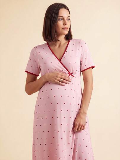 SHEIN Vestido/camisola de maternidade casual com estampa de corações, decote em V e mangas curtas, confortável para usar em casa.