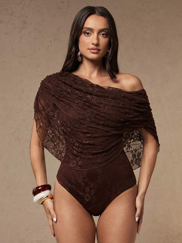 Silquee Dámské elegantní sexy módní body na jaro, léto, podzim i zimu, jednobarevné tmavě hnědé, s asymetrickým výstřihem, naberaným krajkovým elastickým síťovaným materiálem, přiléhající střih s lačením v pase, vhodné na romantické rande, plážovou dovolenou, svatební koktejlovou večírek, valentýnové rande, Vánoce, Nový rok a večerní večírek