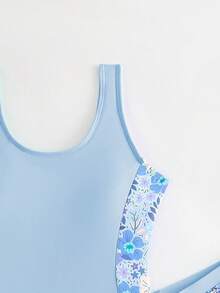 SHEIN 青少年女孩 1件式紫色字母塗鴉印花側拼接泳衣 2件式分開式運動短褲套裝 時尚休閒優雅知性 適合游泳度假夏季（隨機印花） - 藍色 - 查看 4