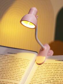 1 قطعة مصباح كتاب LED صغير قابل للتعديل بزاوية مع مشبك، مصباح طاولة ديكوري صغير، مصباح قراءة كتاب بحماية العين في الليل مع بطارية، مصباح للقراءة، استخدام مصابيح القراءة في سكن الطلاب، هدايا للعائلة والأصدقاء، مصباح قراءة صغير - ضوء أبيض دافئ - مشاهدة 6