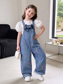 SHEIN Genkimix Kids 女童时尚百搭牛仔背带裤，春夏秋冬皆宜，复古中蓝色牛仔布，裤身饰有多个粉色蝴蝶结刺绣，正面饰有大蝴蝶结，宽松直筒裤型，面料柔软舒适，适合日常外出和上学穿着。 - 中等水洗藍 - 查看 9