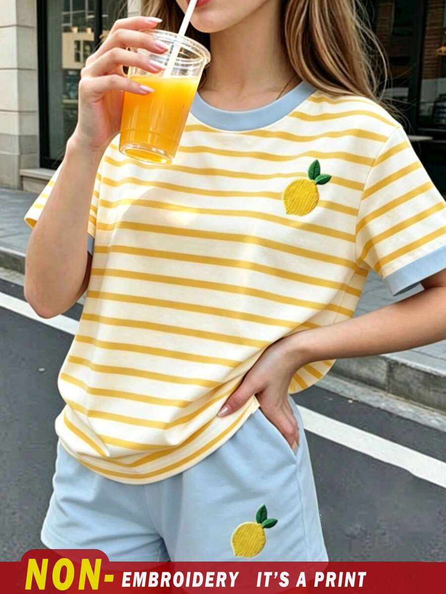 一套少女休闲舒适时尚甜美可爱度假风套装,仿刺绣黄色柠檬图案,搭配黄蓝条纹撞色领口和袖口圆领短袖T恤和宽松短裤,两件套春夏装,适合外出、度假、居家、上学、运动等场合,清爽夏日穿着。 - 彩色 - 查看 1