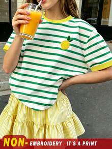 一件少女休闲舒适时尚甜美可爱仿刺绣黄色柠檬图案T恤，搭配绿色条纹撞色领口和袖口，圆领短袖设计，适合外出、度假、家庭、学校、运动和休闲等场合，清爽夏季服装。 - 彩色 - 查看 4