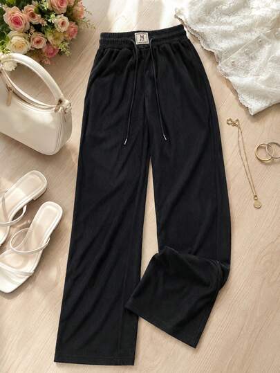 Pantalón de pierna ancha para mujer. Ajuste de cintura natural con resorte ligero y cordón ajustable. Textura tipo canalé. Bolsillos funcionales. Suave y cómodo, ideal para el uso diario.