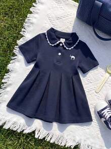 SHEIN Playful Pals 1件女嬰彼得潘領珍珠鈕扣前襟短袖洋裝，柔軟面料，駱駝刺繡可愛休閒百搭清新時尚POLO領洋裝，適合夏季日常外出、購物、週末公園、遊樂園、旅行度假、攝影等 - 藏蓝色 - 查看 3