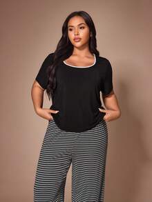 Lazeform Conjunto de Pijama Casual Plus Size Feminino com Calça Pantalona, Manga Curta, Decote Quadrado, Gola Contrastante, Tecido de Malha com Elasticidade Média, Toque Macio, Drapeado e Listras Pretas e Brancas - Preto - Visão 6