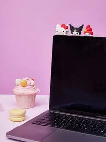 HELLO KITTY AND FRIENDS | POKOJA LAND 卡通角色汽車內飾裝飾品 & 家用桌面飾品，可愛坐姿小雕像，儀表板、書桌、層架、辦公室、臥室迷你裝飾，生日、萬聖節、聖誕節及其他節日的甜蜜禮物 - 彩色 - 查看 3