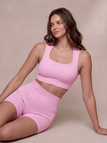 Sovereign Charm Conjunto de top de yoga y shorts de unicolor acanalado para mujer, conjunto de ropa deportiva para mujer - Rosa - Ver 3