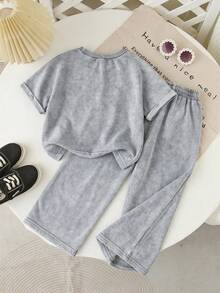 SHEIN Playful Pals 女童夏季新款煙灰色俏皮可愛英文印花圓領寬鬆落肩針織丹寧上衣套裝，搭配寬腿丹寧長褲，輕盈柔軟舒適時尚，適合日常拍照、購物、出遊與聚會，2026女童T恤套裝 - 淺灰色 - 查看 2