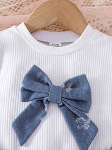 SHEIN Playful Pals 女嬰甜美兩件套，春秋針織羅紋荷葉袖圓領上衣與花卉百褶短裙配蝴蝶結，可愛甜美女嬰套裝，清新溫柔日常穿著，適合戶外玩耍與休閒穿搭 - 白色 - 查看 3
