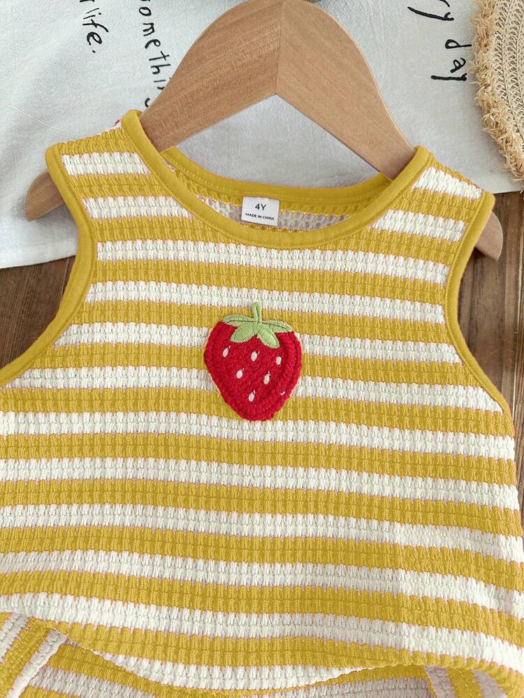SHEIN Genkimix Kids طقم بناتي كاجوال للعطلات بطراز ريفي، توب بدون أكمام محبوك مزين بزهور ثلاثية الأبعاد وخطوط مع شورت مخطط - أصفر - مشاهدة 4
