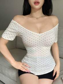 DAZY 女款夏季黑色波點白色露肩修身收腰優雅短袖T恤，適合婚禮、休閒、度假與海灘Y2K風格 - 白色 - 查看 2