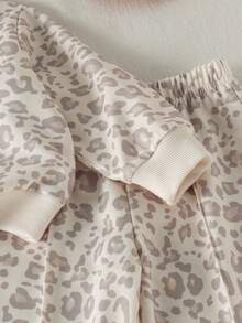 SHEIN Playful Pals 女嬰 2 件套 時尚可愛豹紋蝴蝶結偽刺繡效果印花立領拉鍊長袖運動衫外套上衣，豹紋蝴蝶結印花寬腿褲，柔軟面料，適合外出，秋冬款 - 彩色 - 查看 6