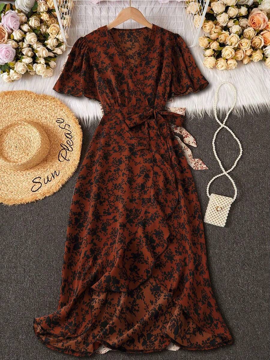 SHEIN Franclia 这款迷人优雅的碎花连衣裙采用V领设计,配有腰带,尽显波西米亚风情。荷叶边下摆,裹身短袖V领修身中长款杏色荷叶边印花连衣裙,碎花图案,花卉植物A字长裙,适合春夏穿着,休闲日常穿着,亦可作为度假沙滩装。 - 咖啡棕 - 查看 1