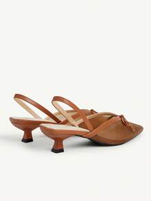 CUCCOO CHICEST Sapato Feminino de Salto Alto Kitten Heel com Bico Fino e Laço - Castanho - Visão 6