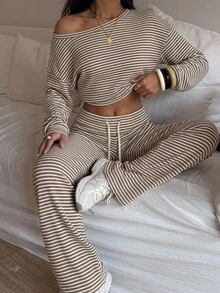 SHEIN EZwear 藍白條紋不對稱露肩落肩長袖上衣與長褲針織休閒套裝，秋季居家休閒服 - 卡其色 - 查看 2