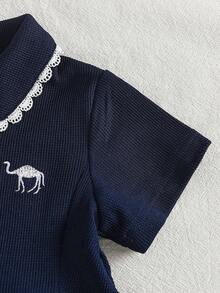 SHEIN Playful Pals 1件女嬰彼得潘領珍珠鈕扣前襟短袖洋裝，柔軟面料，駱駝刺繡可愛休閒百搭清新時尚POLO領洋裝，適合夏季日常外出、購物、週末公園、遊樂園、旅行度假、攝影等 - 藏蓝色 - 查看 5