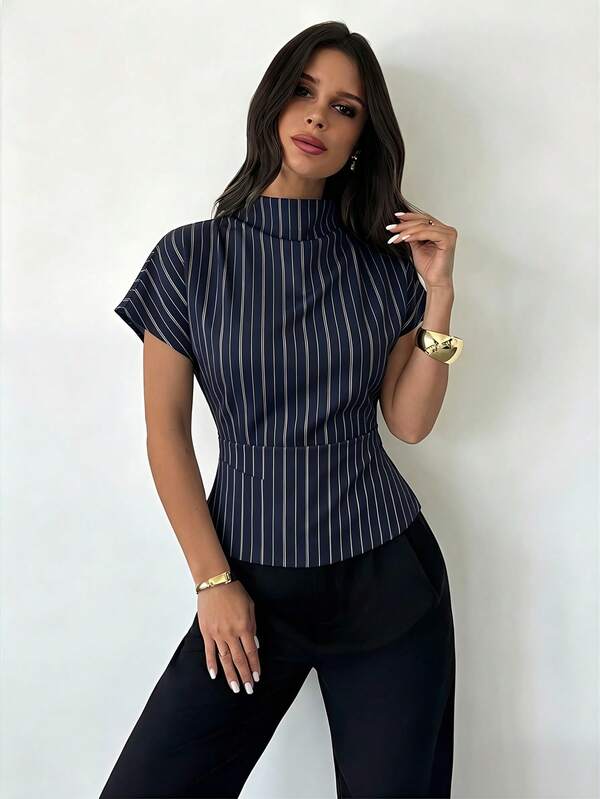 Firerie 休闲简约复古优雅通勤百搭保暖藏青白条纹女式衬衫，不对称袖子和腰部褶皱设计，适合办公室、通勤、夏季及所有季节穿着。