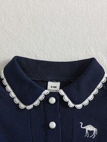 SHEIN Playful Pals 1件女嬰彼得潘領珍珠鈕扣前襟短袖洋裝，柔軟面料，駱駝刺繡可愛休閒百搭清新時尚POLO領洋裝，適合夏季日常外出、購物、週末公園、遊樂園、旅行度假、攝影等 - 藏蓝色 - 查看 4