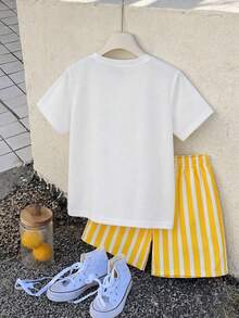 SHEIN Playful Pals 嬰兒 T-shirt 套裝，檸檬英文圖案柔軟白色針織圓領短袖套頭上衣，搭配彈性腰黃白條紋印花梭織短褲 2 件套，男童套裝，男童短袖短褲套裝，男童服飾，檸檬，英文，適合 6M-3T - 彩色 - 查看 2